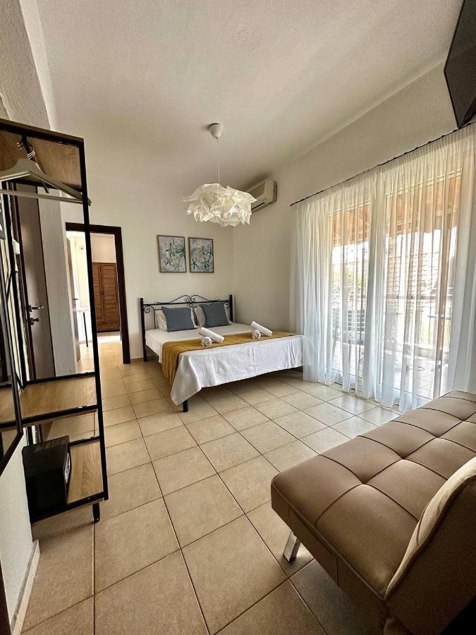 La Scala Family Apartments Nea Roda Bagian luar foto